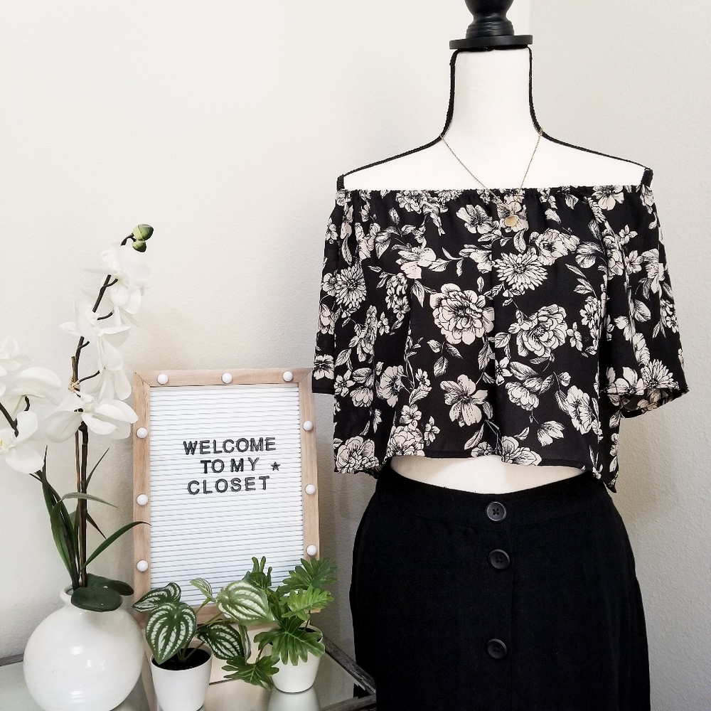 SALE❗️4 for $20 Beautiful Floral off-shoulder crop top - Picture 9 of 9